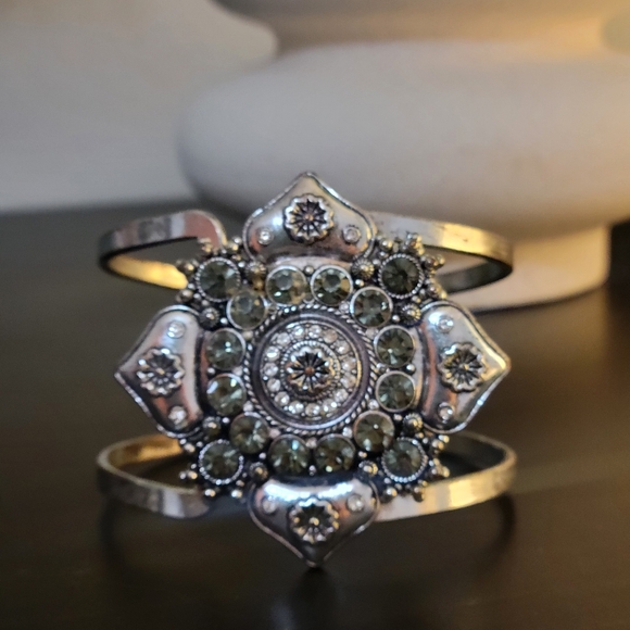 EXPRESS Cuff - Picture 5 of 6